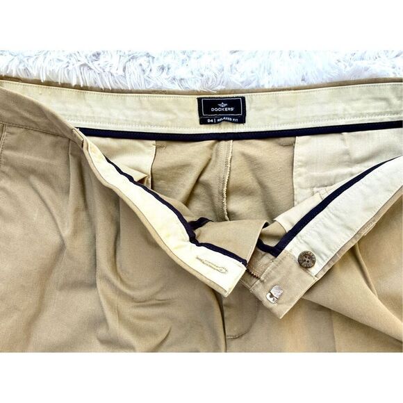 Dockers D4 SZ 36x32 Relaxed Fit Pleated Tan Khaki Pants - Picture 5 of 10